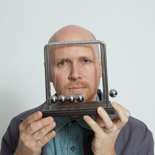 TreutingJason newtons cradle_(c)Janette_Beckman